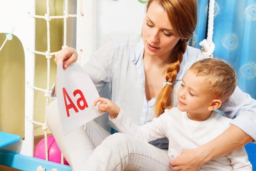 Мама учит ребенка алфавиту