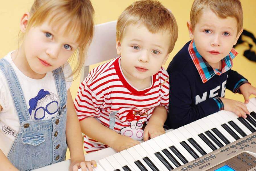 Дети занимаются музыкой
