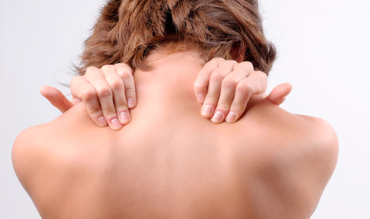 боль между лопаток