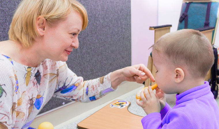 дефектолог и ребенок