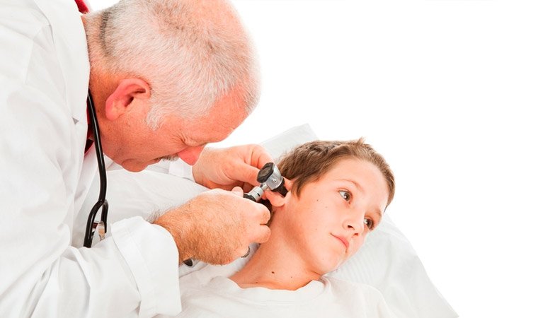 Врач лечащий боль в ухе