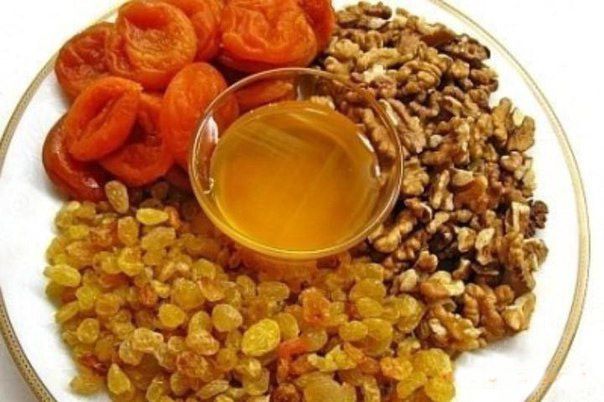 Чем полезна смесь: мёд, орехи, курага, изюм