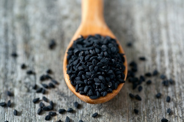Семена черного тмина в ложке