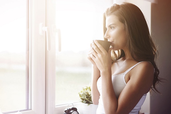 Кружка чая в руках девушки