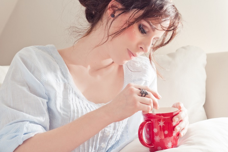 Женщина с чашкой