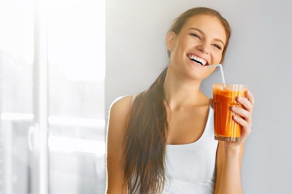 Девушка пьет коктейль