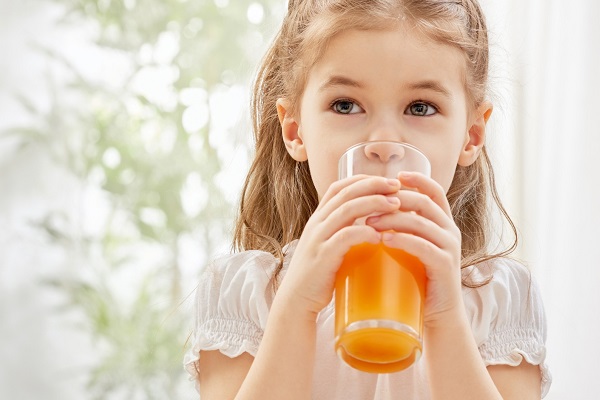 Девочка пьет сок