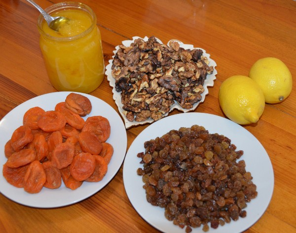 Мёд, орехи, курага, изюм, лимон
