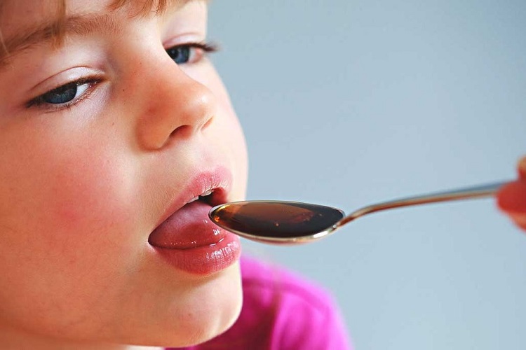 Ребенок с чайной ложкой народного средства