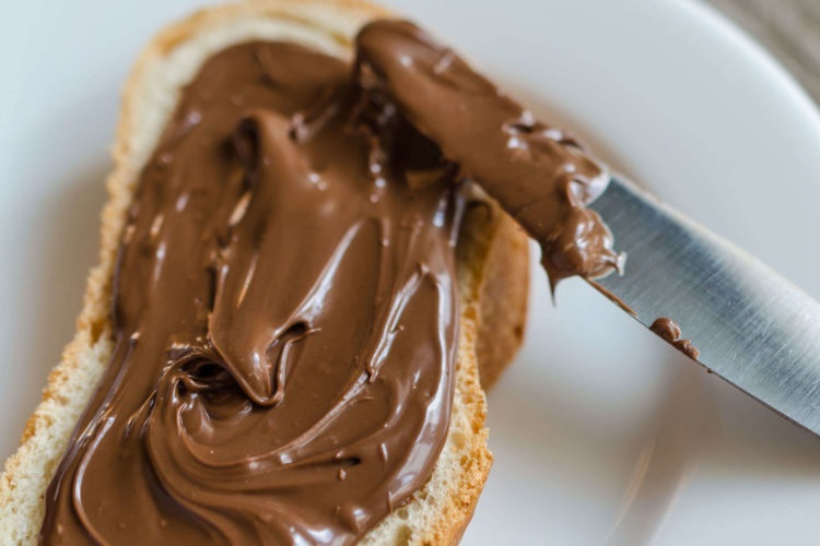 Домашнее шоколадное масло на хлебе