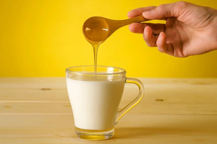 Молоко с маслом и медом