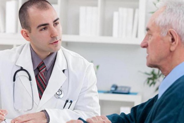 Мужчина в возрасте с простатитом