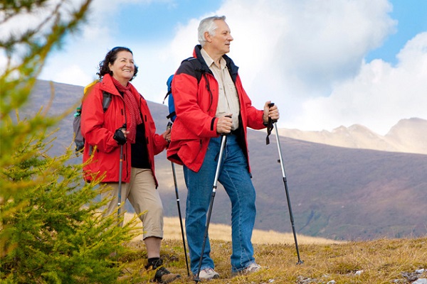 Бабушка с дедушкой на свежем воздухе