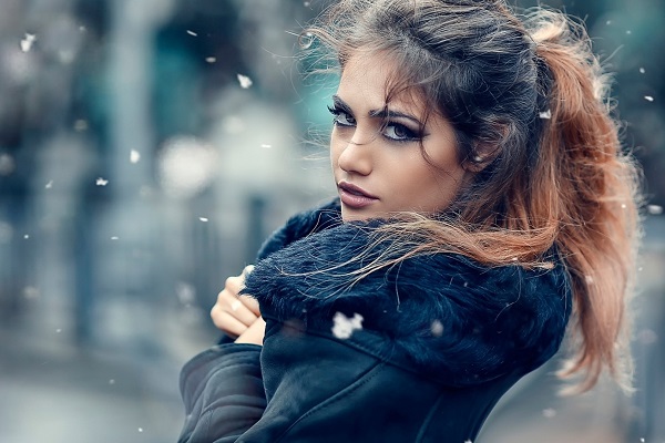 Одетая по погоде девушка